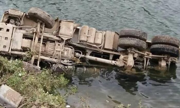 HAFRİYAT KAMYONU BARAJA UÇTU