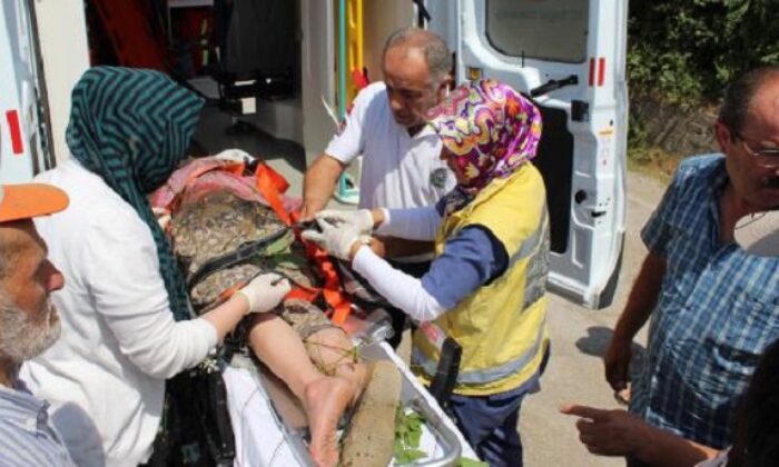 BAYAN TRAKTÖR SÜRÜCÜ AĞIR YARALANDI