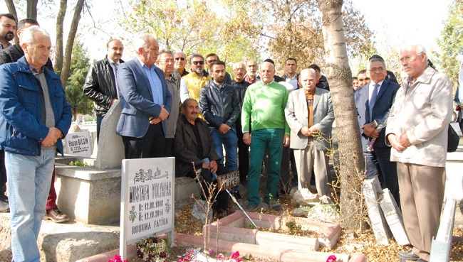 YOLYAPAR KABRİ BAŞINDA ANILDI