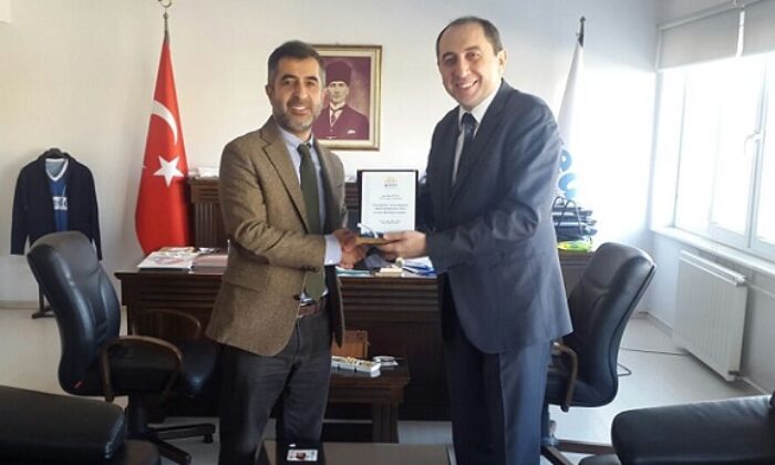 REKTÖR’DEN ALKAN’A TEŞEKKÜR PLAKETİ