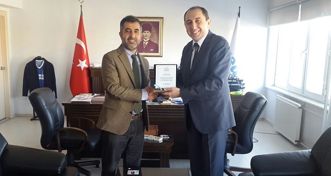 REKTÖR’DEN ALKAN’A TEŞEKKÜR PLAKETİ