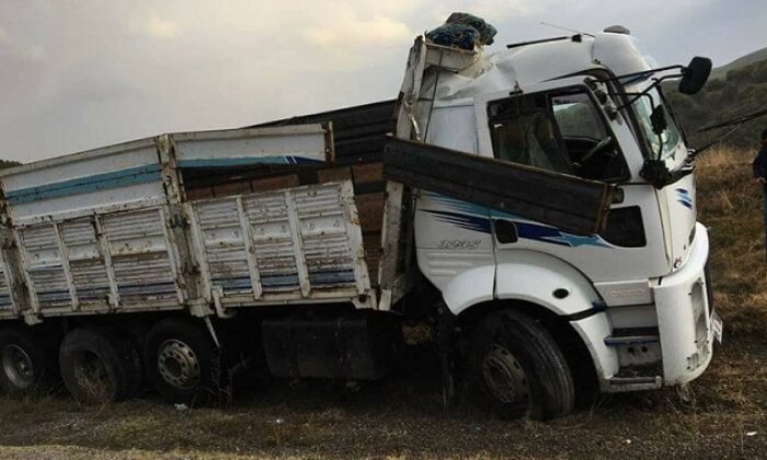 KAMYON DEVRİLDİ YOL KAPANDI