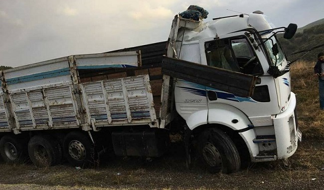 KAMYON DEVRİLDİ YOL KAPANDI