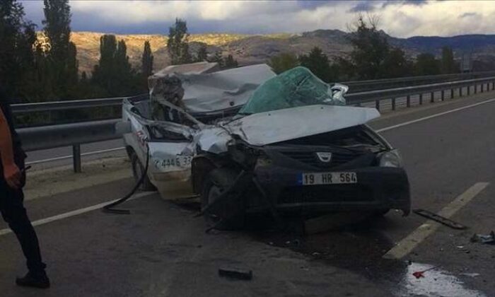 KAMYONET KAMYONLA ÇARPIŞTI: 3 YARALI