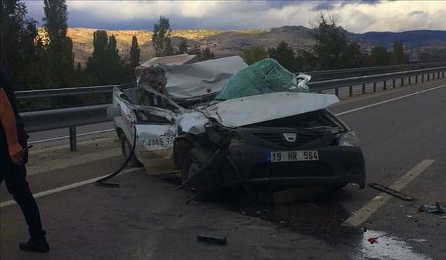 KAMYONET KAMYONLA ÇARPIŞTI: 3 YARALI