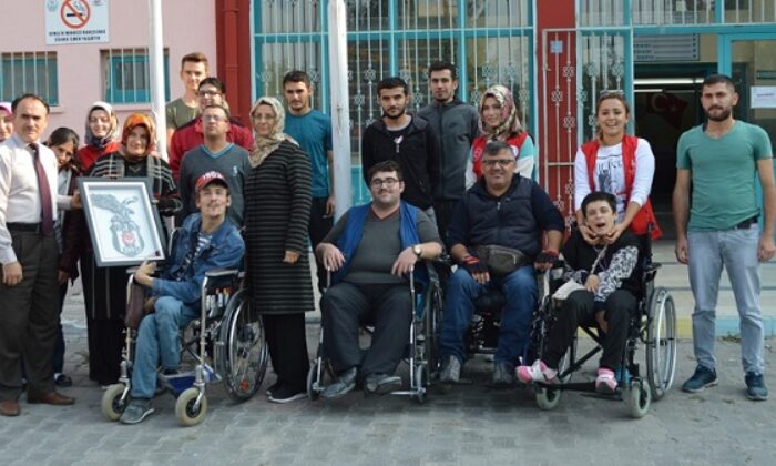 ENGELLİ GENCİN AZMİ ÖRNEK OLMALI