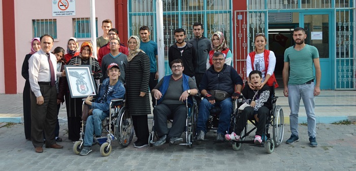ENGELLİ GENCİN AZMİ ÖRNEK OLMALI