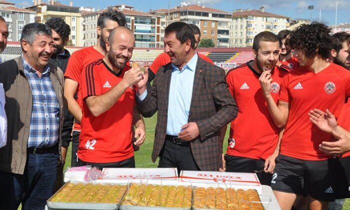 ŞAHİN’DEN FUTBOLCULARA TATLI İKRAMI