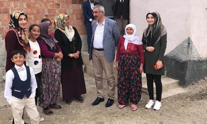 VALİ KÖYLÜLERİN SORUNLARINI DİNLEDİ