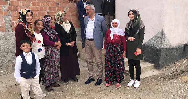 VALİ KÖYLÜLERİN SORUNLARINI DİNLEDİ