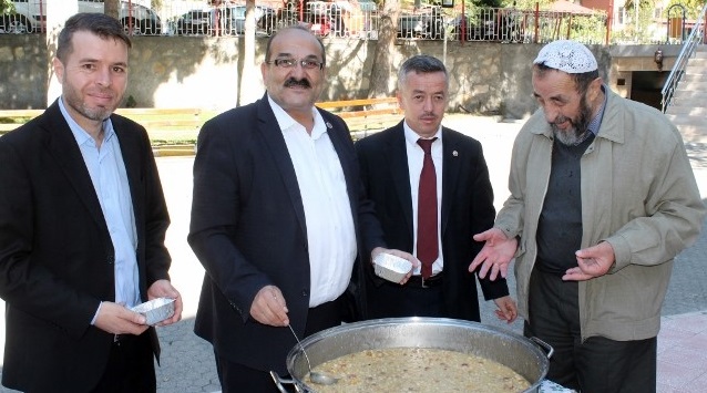 BAŞKAN ŞEN AŞURE DAĞITTI