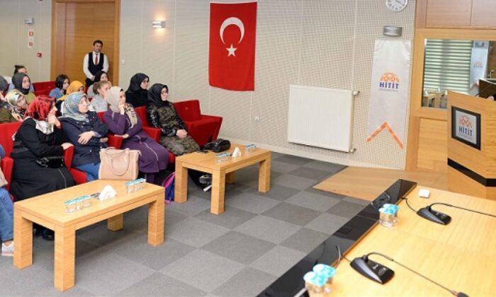 REKTÖR ÖĞRENCİLERE ÜNİVERSİTEYİ TANITTI