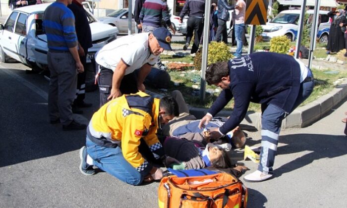 İKİ OTOMOBİL ÇARPIŞTI: 6 YARALI