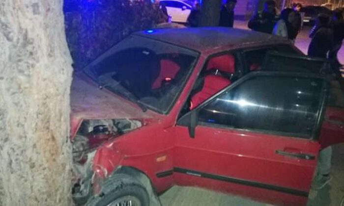 OTOMOBİLLER KAVŞAKTA ÇARPIŞTI