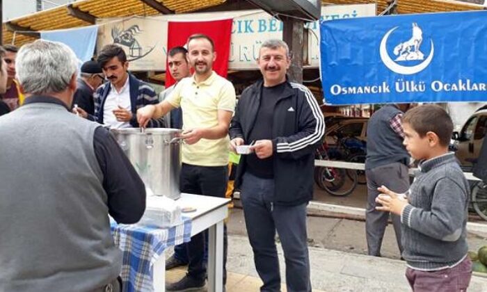 ÜLKÜ OCAKLARI AŞURE DAĞITTI