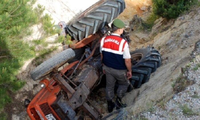 DEVRİLEN TRAKTÖRÜN ALTINDA CAN VERDİ