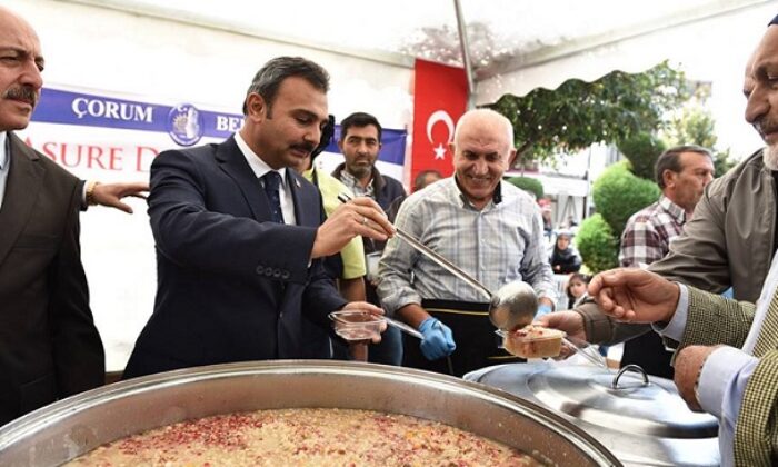 BAŞKAN KÜLCÜ AŞURE DAĞITTI