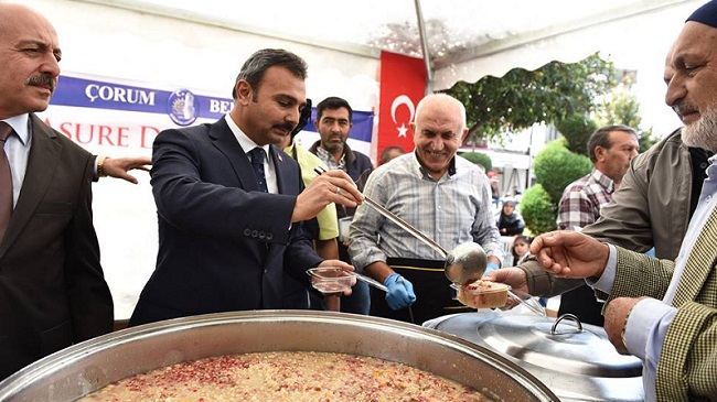 BAŞKAN KÜLCÜ AŞURE DAĞITTI