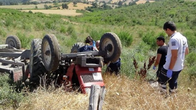 TRAKTÖR KAZASINDA HAYATINI KAYBETTİ