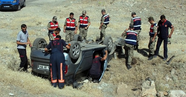 OTOMOBİL ŞARAMPOLE DEVRİLDİ: 1 ÖLÜ