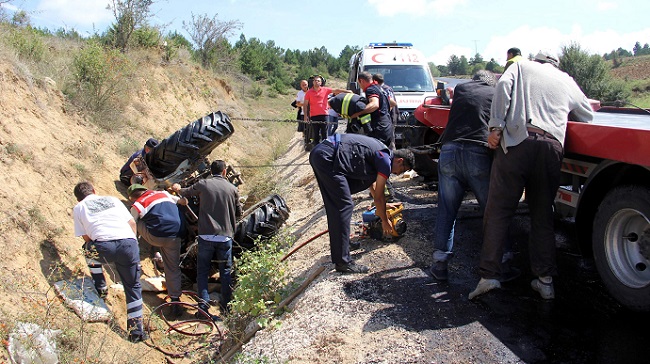 TRAKTÖR ŞARAMPOLE DEVRİLDİ: 1 YARALI