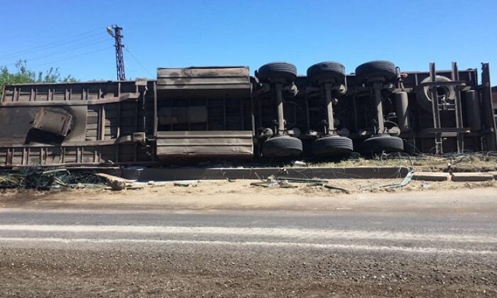 ÇEKİCİ VİRAJI ALAMADI DEVRİLDİ