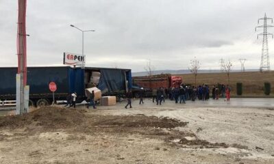 PANCAR YÜKLÜ KAMYON TIRA ÇARPTI