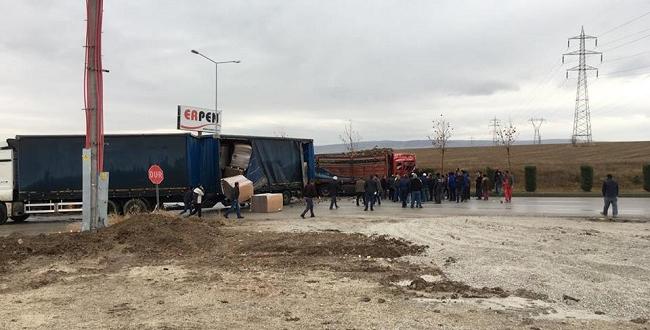 PANCAR YÜKLÜ KAMYON TIRA ÇARPTI