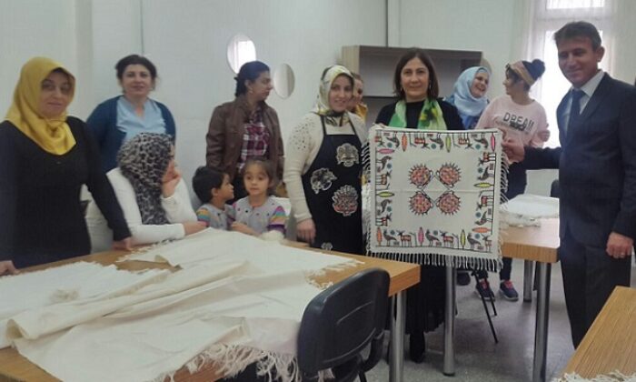 KURSİYERLERİN ÇALIŞMALARINI İNCELEDİ