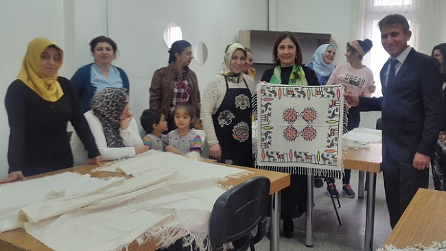 KURSİYERLERİN ÇALIŞMALARINI İNCELEDİ