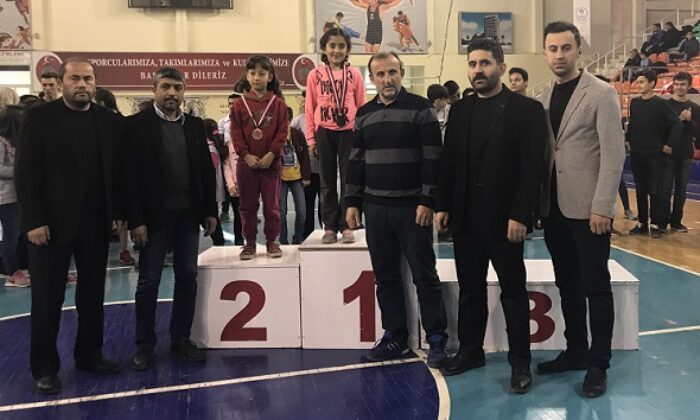 MİNİKLER MADALYA SEVİNCİ YAŞADI