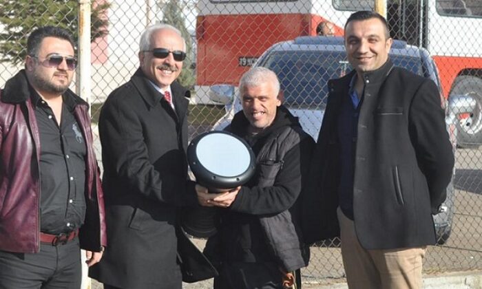 BAŞKAN DARBUKACI GÖKHAN’I SEVİNDİRDİ