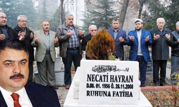 ESKİ BAŞKAN MEZARI BAŞINDA ANILDI