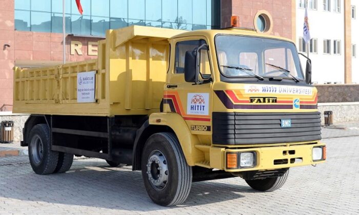 ÜNİVERSİTEYE KAMYON HİBE ETTİLER