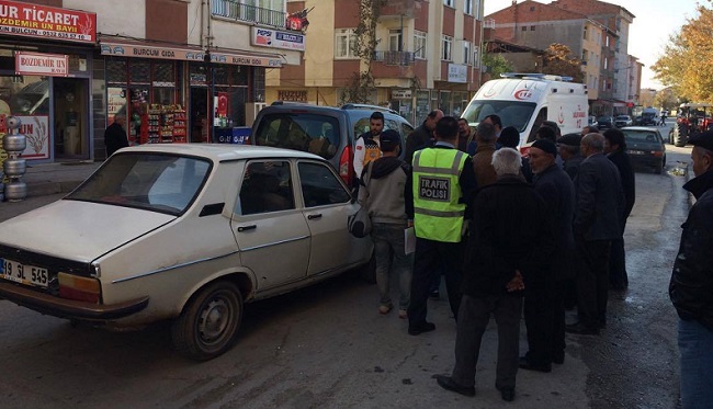 KAZA YAPAN ARAÇLAR YAYALARA ÇARPTI