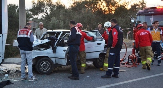 OTOBÜSE ARKADAN ÇARPTI: 2 YARALI