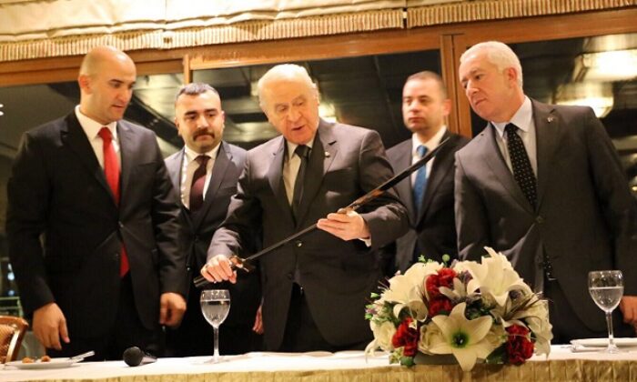 BAHÇELİ’YE ESKİ BAŞKANLARDAN DESTEK