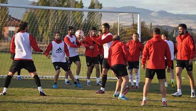 FUTBOLCULAR NEŞELİ BAŞLADI