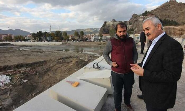 TARİHİ KÖPRÜNÜN KORKULUKLARI YAPILIYOR