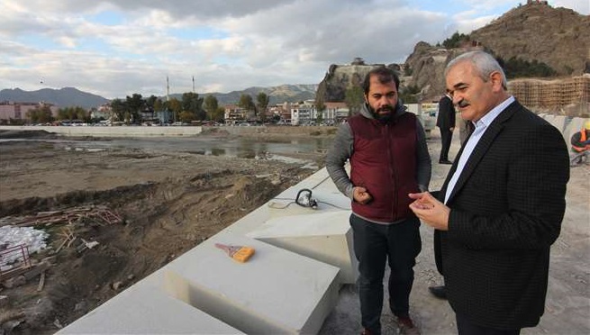 TARİHİ KÖPRÜNÜN KORKULUKLARI YAPILIYOR