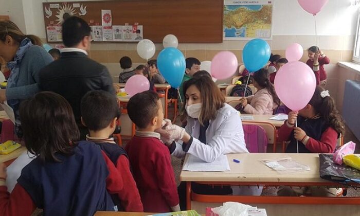 MİNİK ÖĞRENCİLERE DİŞ TARAMASI YAPILDI