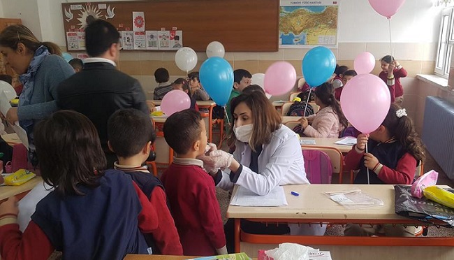MİNİK ÖĞRENCİLERE DİŞ TARAMASI YAPILDI
