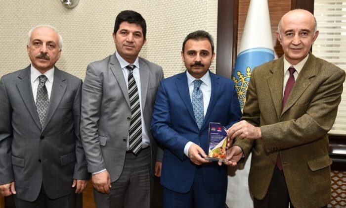 BAŞKAN KÜLCÜ’YE TEŞEKKÜR PLAKETİ