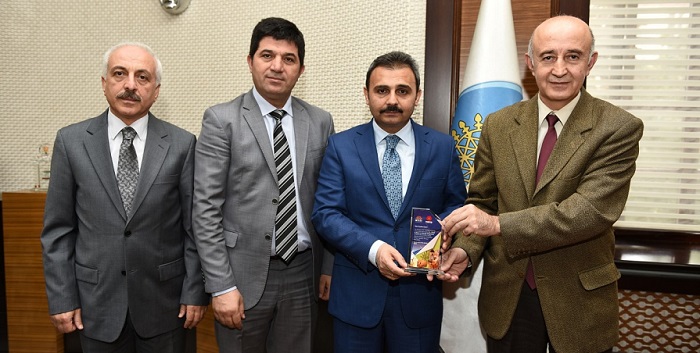 BAŞKAN KÜLCÜ’YE TEŞEKKÜR PLAKETİ