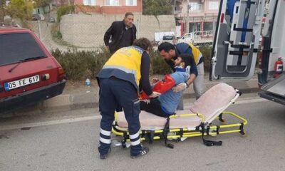 OTOMOBİLE KAMYON ÇARPTTI