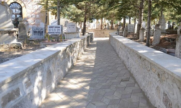 MEZARLIKLARDA YOĞUN ÇALIŞMA BAŞLADI