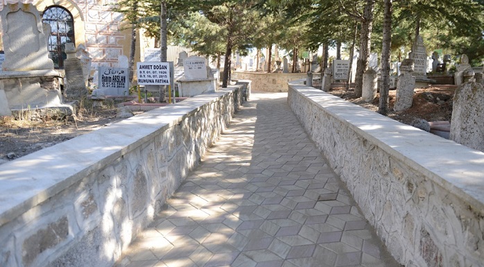 MEZARLIKLARDA YOĞUN ÇALIŞMA BAŞLADI