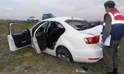 OTOMOBİL TAKLA ATTI: 2 YARALI