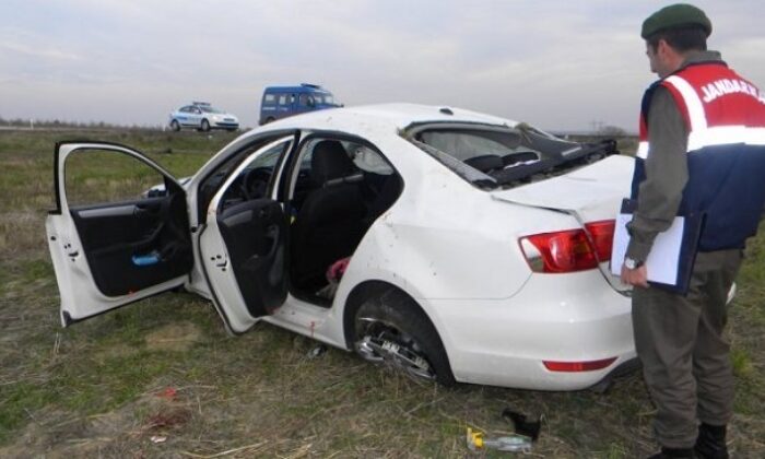 OTOMOBİL TAKLA ATTI: 2 YARALI