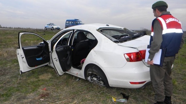 OTOMOBİL TAKLA ATTI: 2 YARALI